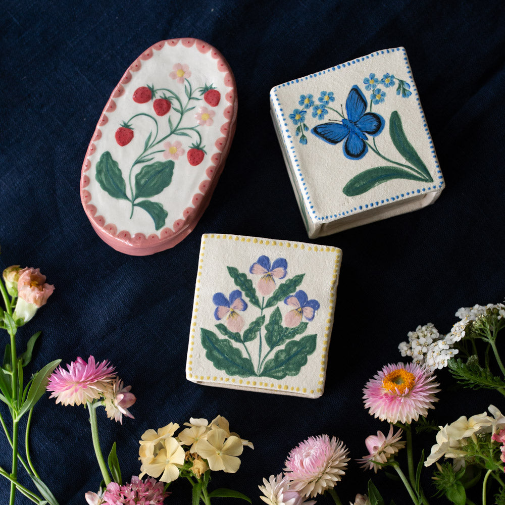 Wild strawberries, Ceramic jar